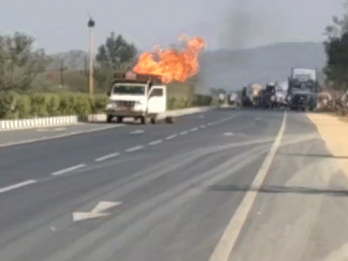 महासमुंद में गैस सिलेंडरों से भरी पिकअप में लगी आग - Dainik Bhaskar