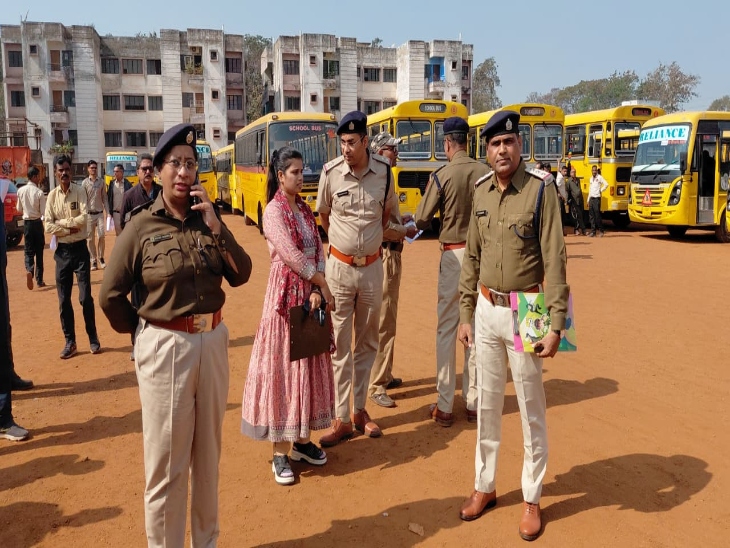 बसों की जांच के दौरान एएसपी ऋचा मिश्रा भी मौके पर मौजूद रहीं।