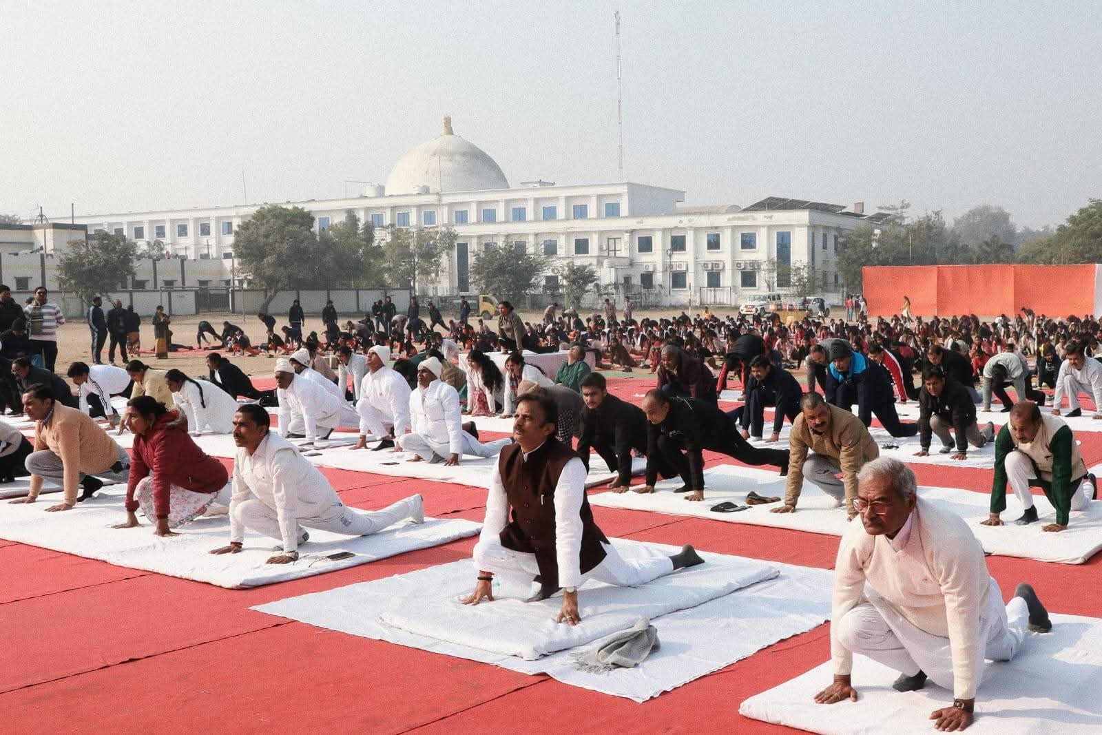 डिप्टी सीएम के साथ अधिकारी और बच्चों ने सामूहिक योग किया।