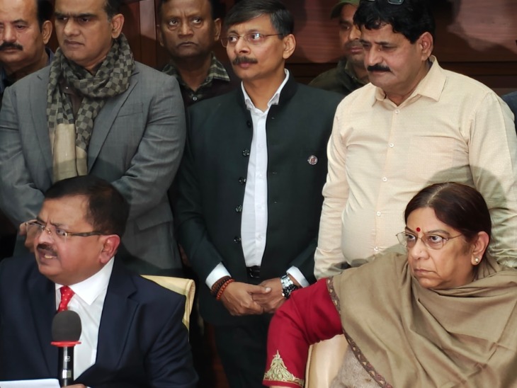 यह तस्वीर शुक्रवार की है। बवाल के बाद मीडिया को संबोधित करने कुलपति पहुंची थीं।