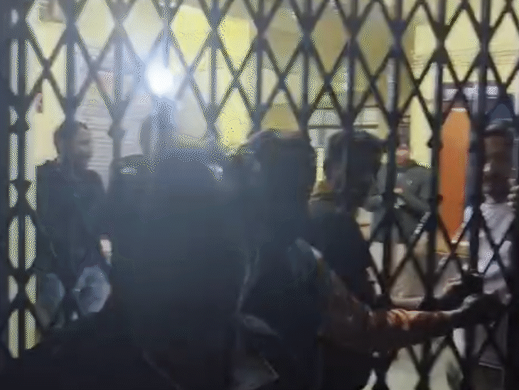 थाने के अंदर पुलिस के सीनियर अफसर मामले पर चर्चा करते रहे।