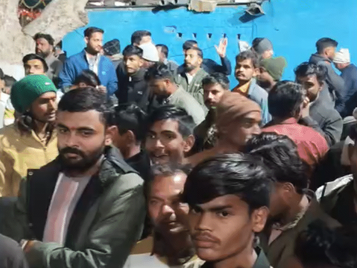 प्रदर्शनकारी टीआई के निलंबन की मांग कर रहे हैं।