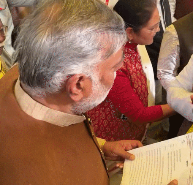 मंत्री प्रहलाद पटेल ने आदिवासी नेता को कहा- आप हमें समझा रहे हैं क्या।