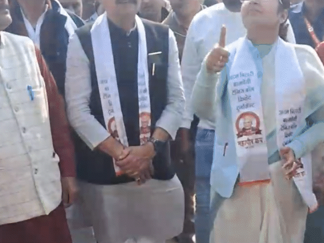 टॉस का सिक्का सीधे नेता की जेब में गिरा। फिर लगे जमकर ठहाके।