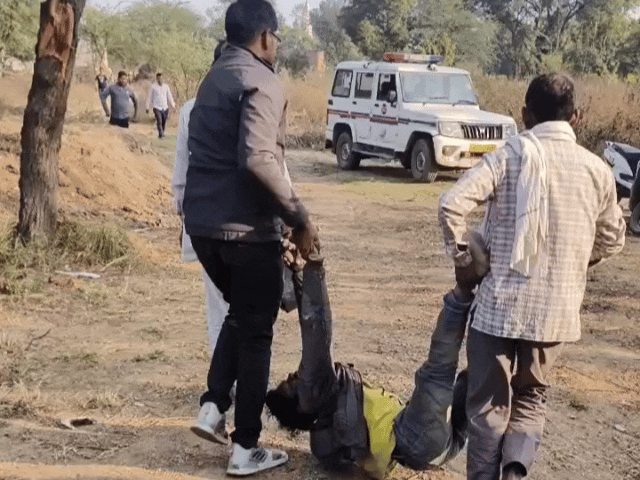 शराबी को हाथ पैर पकड़कर ले जाया गया घर।