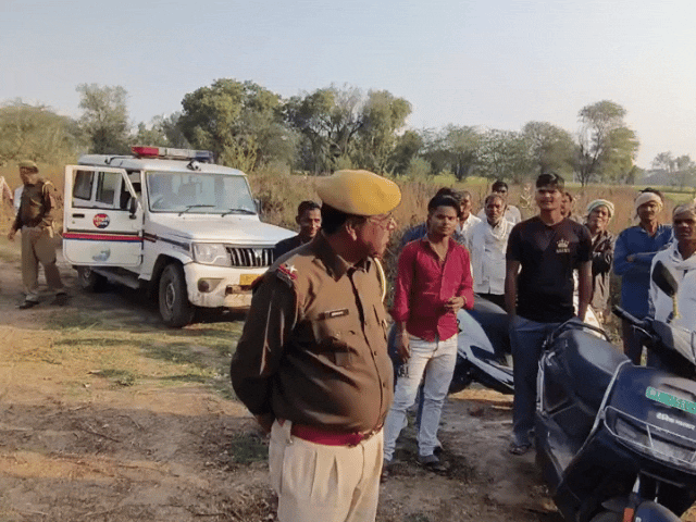 व्यक्ति के नीचे उतरने के बाद मौके पर पहुंची पुलिस।