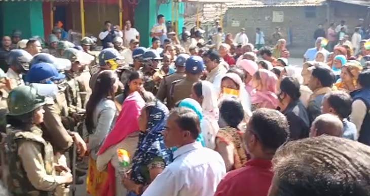 रायगढ़ के तमनार में कई गांव के ग्रामीण थाना पहुंचे:  जनसुनवाई मामले में अधिकारियों पर FIR की मांग, अतिरिक्त बल तैनात किया – Raigarh News