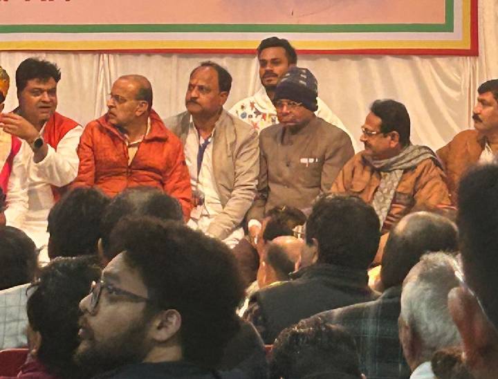 इस दौरान समाज के वरिष्ठ लोग मौजूद रहे।