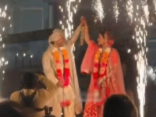 रविवार को नूपुर और स्टेबिन की हिंदू रिति रिवाज से शादी। शादी में दुल्हन रेड आउटफिट में नजर आई