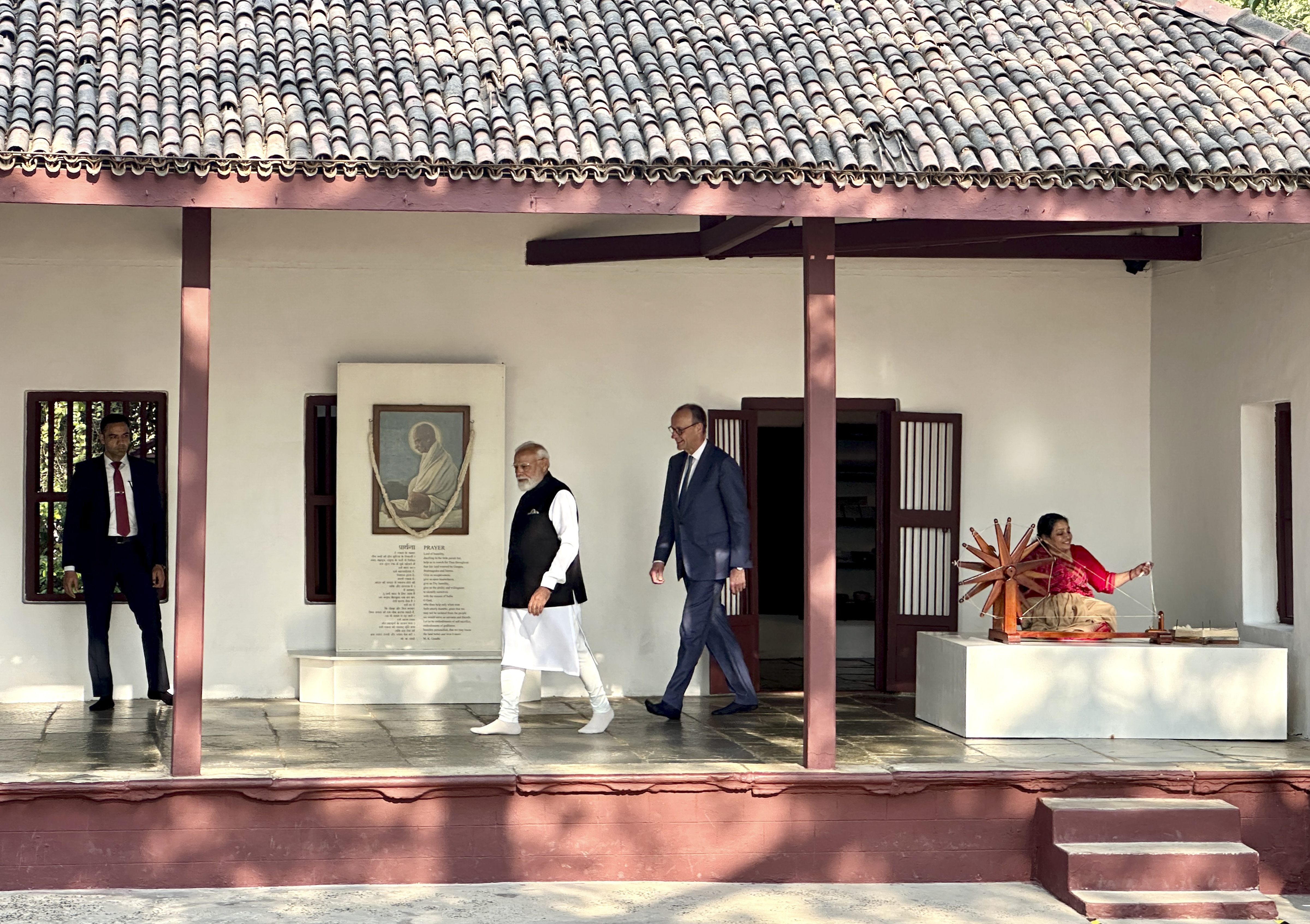 पीएम मोदी और जर्मन चांसलर फ्रेडरिक मर्ज साबरमती आश्रम पहुंचे थे।