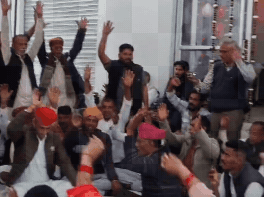 आलनियावास में आयोजित जनसभा में सरकार के खिलाफ नारेबाजी करते कांग्रेस कार्यकर्ता और ग्रामीण