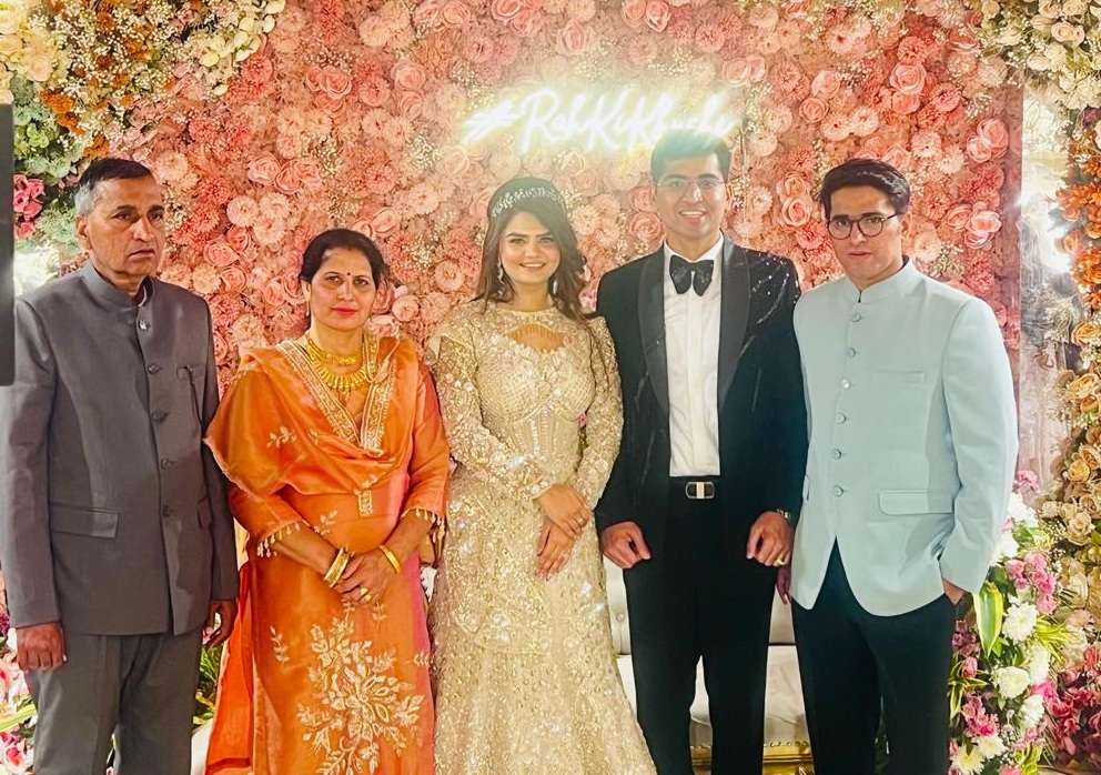 दिल्ली में रिंग सेरेमनी के बाद मां उर्मिला, पिता नीर सांगवान व भाई के साथ IRS अधिकारी राहुल सांगवान व मंगेतर खुशबू ओबेरॉय।