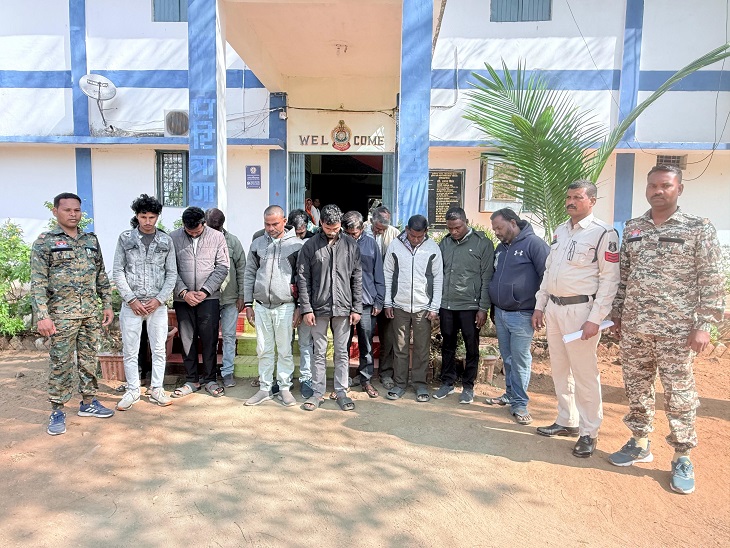 अश्लील कार्यक्रम कराने के आरोप में आयोजन समिति के 14 सदस्यों को गिरफ्तार कर लिया गया है।