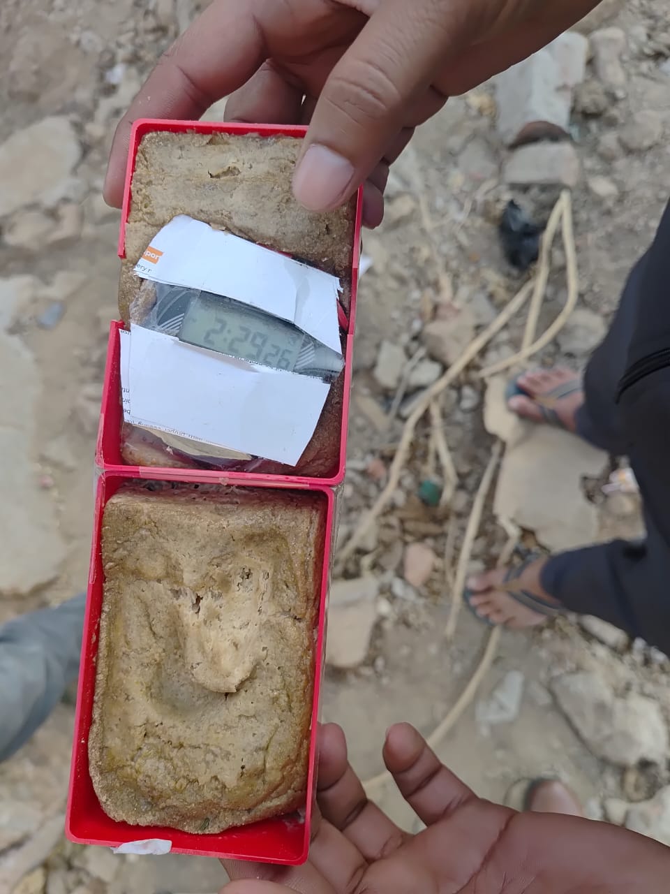 यह संदिग्ध वस्तु शहर के विवेकानंद इलाके में एक मकान के पास मिली। इस पर घड़ी की तरह टाइमर लगा हुआ है।