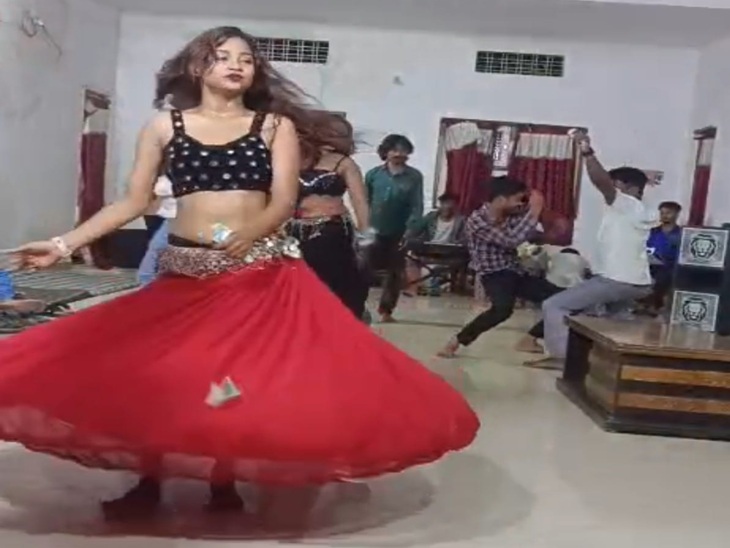 सूरजपुर के फारेस्ट रेस्ट हाउस में अश्लील डांस, VIDEO:  गरियाबंद के बाद वायरल हुआ सूरजपुर का वीडियो,जनप्रतिनिधि व सरकारी कर्मचारी ने डांसरों पर लुटाए रुपये – Ambikapur (Surguja) News