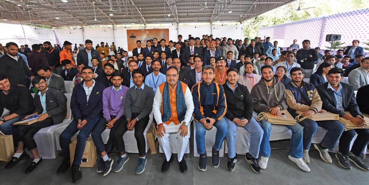 युवाओं से बजट पूर्व संवाद के बाद सीएम उनके बीच जाकर बैठे और उनसे बातचीत भी की।