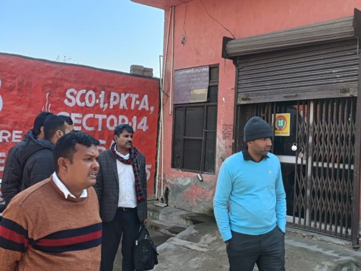 बैंक में जांच के लिए पहुंचे फोरेंसिक और फिंगर एक्सपर्ट।