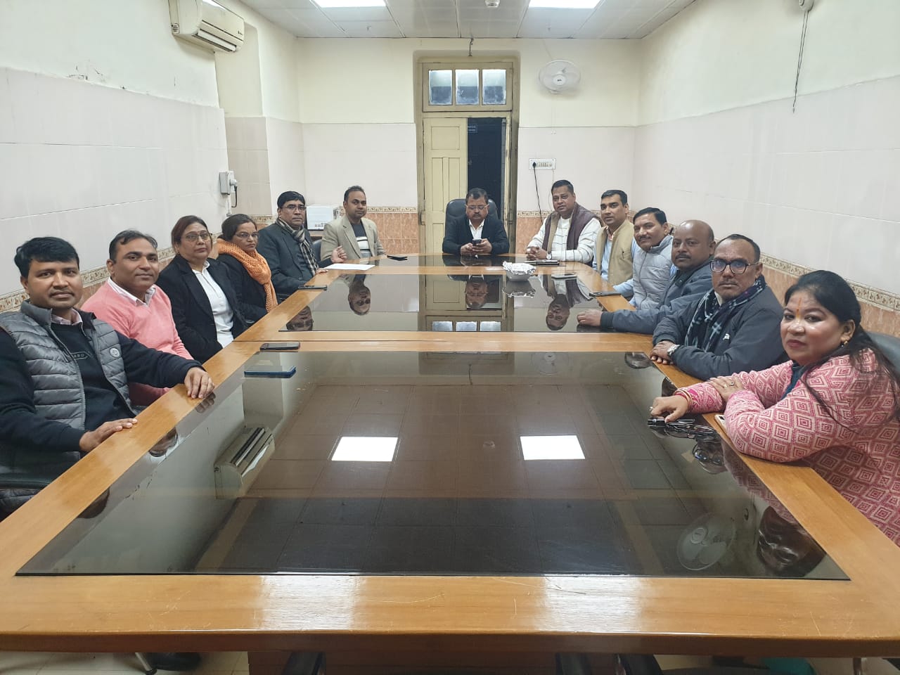 अपर्णा यादव के समर्थकों पर FIR नहीं दर्ज होने से नाराज डॉक्टरों और अन्य स्टाफ ने बैठक की।