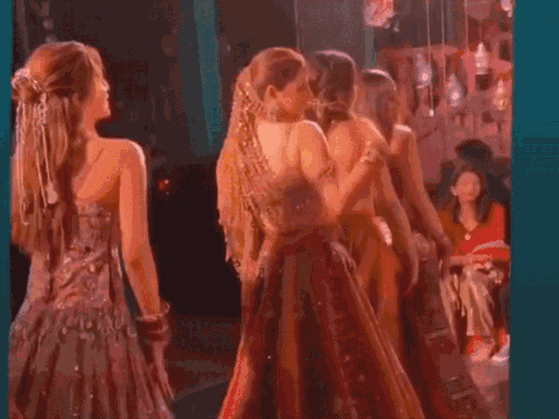 संगीत सेरेमनी में नूपुर ने सजना जी वारी वारी सॉन्ग पर परफॉर्मेंस दी। इसके अलावा कृति ने भी कई गानों पर थिरकते हुए बहन के लिए परफॉर्म किया।