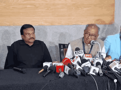 प्रेस कॉन्फ्रेंस के दौरान पूर्व सीएम दिग्विजय सिंह और पूर्व मंत्री सज्जन सिंह वर्मा दलित एजेंडे पर आमने-सामने नजर आए।