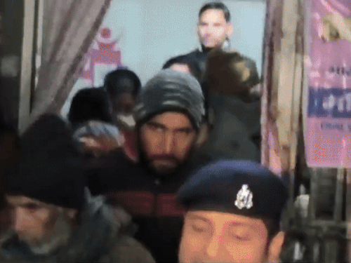 गाड़ी तक बैठाने में पुलिस को खासी मशक्कत करनी पड़ी।