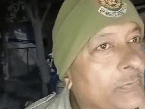 मौके पर पहुंचे पुलिस मुलाजिम ASI राकेश कुमार जानकारी देते हुए।