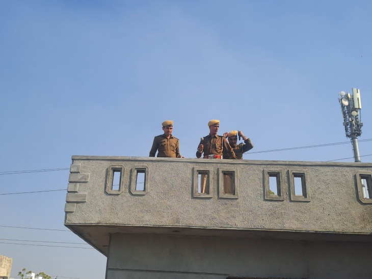 मकर संक्रांति पर चाइनीज मांझे का उपयोग नहीं करने की हिदायत देते हुए पुलिसकर्मी।