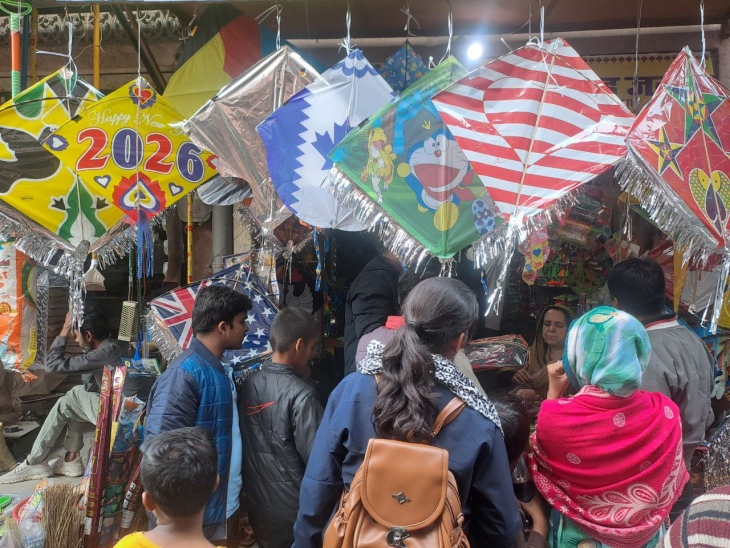 पाली के भीतरी बाजार में एक शॉप पर बच्चों के लिए पतंग खरीदने के लिए पहुंचे शहरवासी।