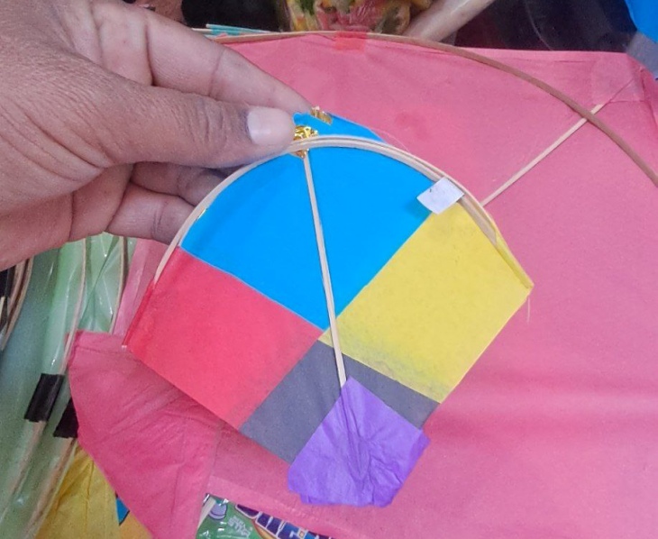 पाली के मार्केट में छोटे बच्चों के लिए हथेली के आगे की पतंग।