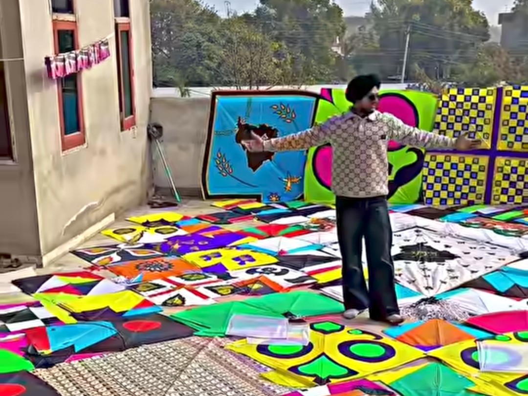 सैकड़ों पतंगों के साथ युवक।