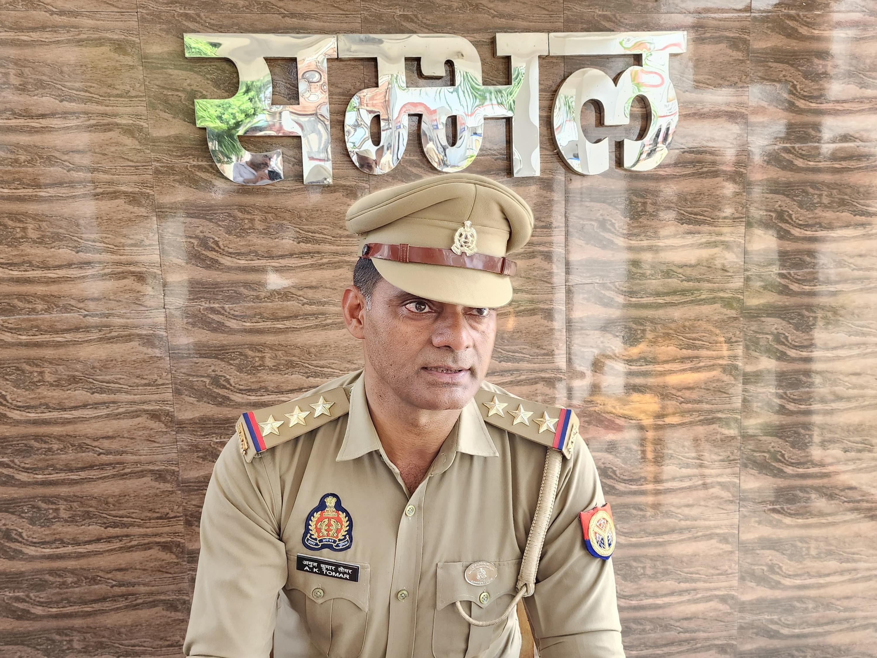 इंस्पेक्टर अनुज तोमर के खिलाफ भी मुकदमा दर्ज करने के आदेश हुए हैं।