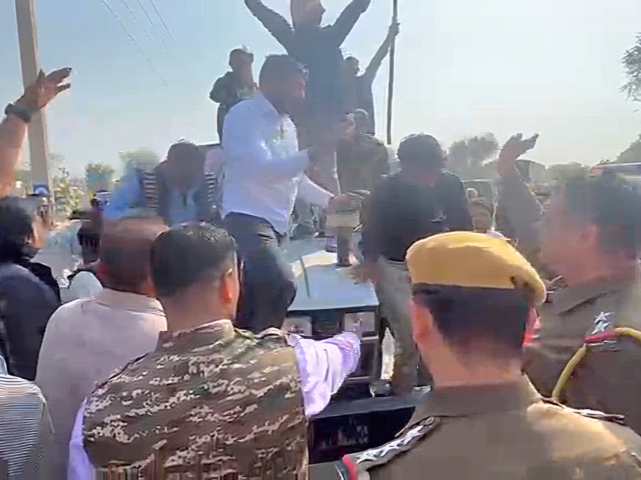 जनआक्रोश रैली में ट्रैक्टर पर चढ़े ग्रामीण और किसान