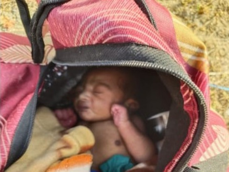 राहगीरों ने कपड़े के बैग को खोला तो इस तरह नजर आया नवजात शिशु।