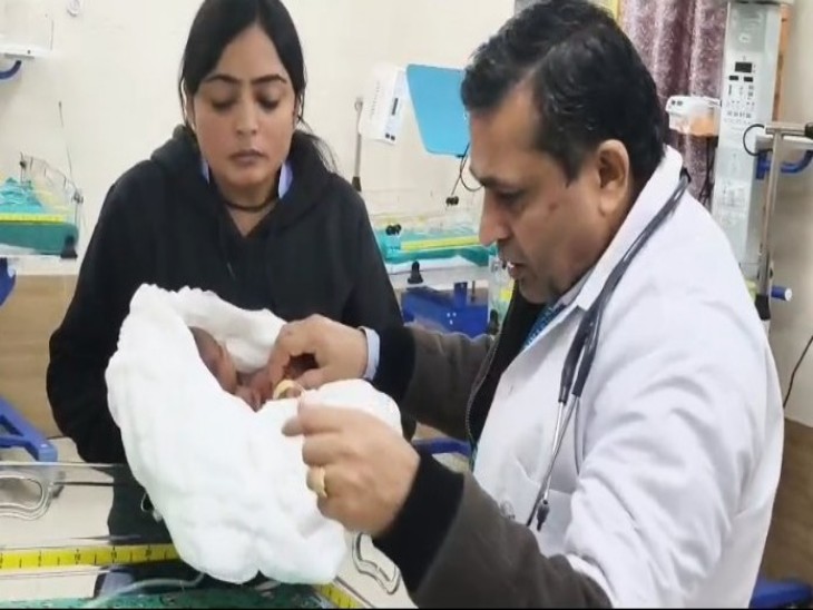 मालपुरा अस्पताल में उपचार करते शिशु रोग विशेषज्ञ डॉक्टर जीतराम व स्टाफ।