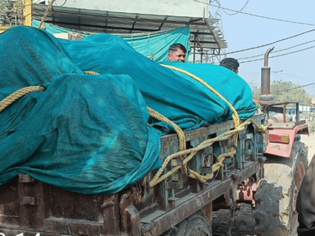 निगम के दस्ते ने कार्रवाई के साथ सामान भी जब्त किया।