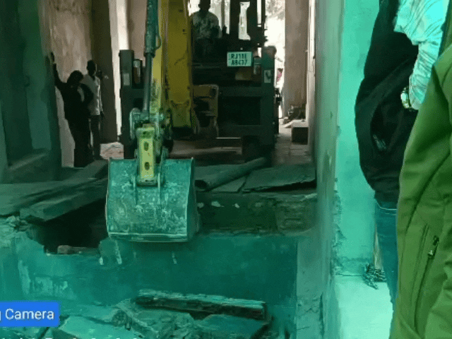 निगम दस्ते ने जेसीबी और मेनुअल ध्वस्तीकरण की कार्रवाई भी की।