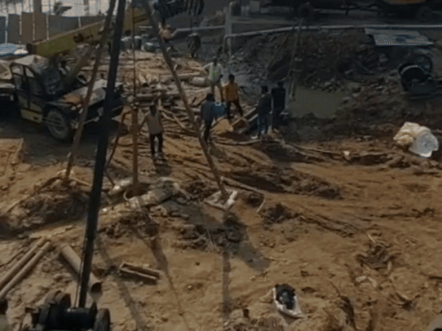 मणिकर्णिका घाट पर जमीन दलदली होने के कारण उसे मजबूत करने के लिए पाइलिंग का काम किया जा रहा है।