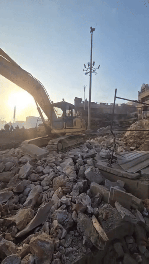 मणिकर्णिका घाट पर चल रहा निर्माण कार्य। यहां लगे शिवलिंग और देवी अहिल्या की प्रतिमा भी क्षतिग्रस्त हुई है।