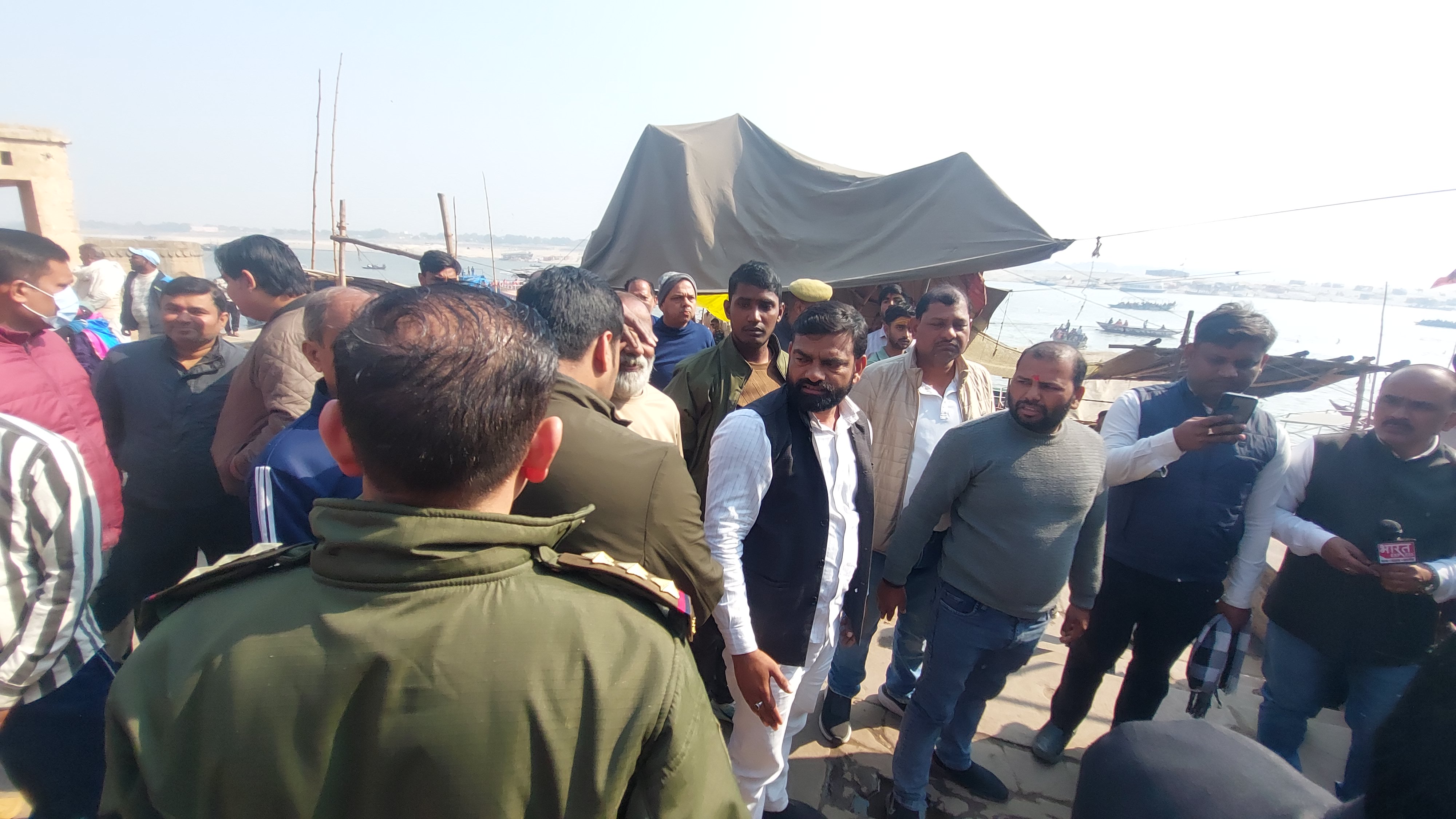 लोगों के विरोध की सूचना पर मौके पर पहुंचा प्रशासन।