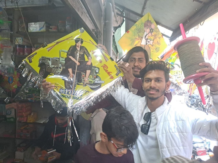 युवाओं में सिद्ध मूसेवाला प्रिंट पतंग का क्रेज बरकरार।