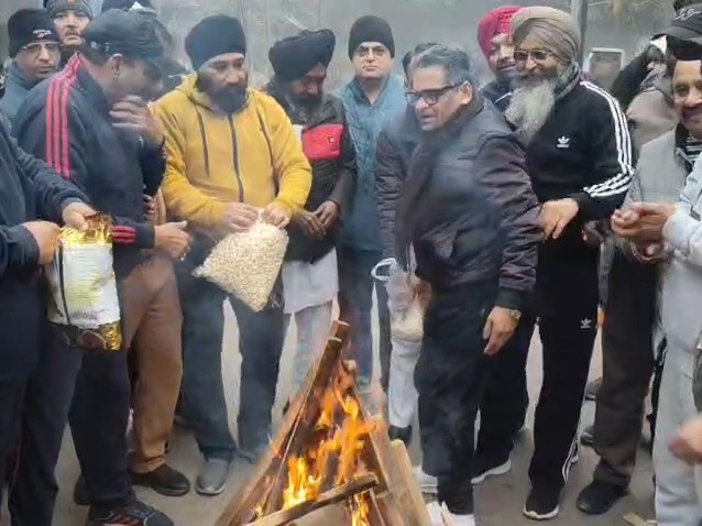 कंपनी बाग में लोहड़ी मनाते एसोसिएशन के सदस्य।