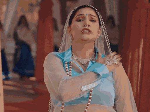 सपना बॉलीवुड फिल्म 'वीरे की वेडिंग' में हट जा ताऊ आइटम गाना कर चुकी हैं।