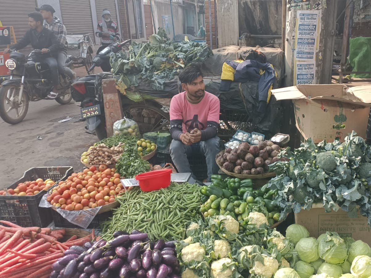 महंगी सब्जियों से गृहिणियां और आम उपभोक्ता खासे परेशान हैं।
