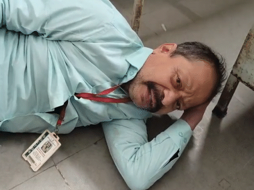 डॉ. अनुराग शर्मा अस्पताल के वार्ड 20 में नशे में फर्श पर गिरे हुए।