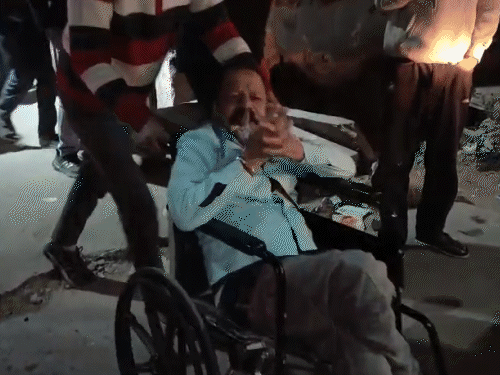 स्टाफ व्हील चेयर पर बैठाकर डॉक्टर को उनके घर छोड़ा गया।
