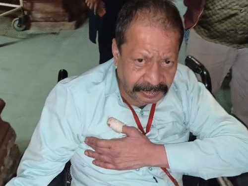 पीएमओ के निर्देशों के बाद डॉ. अनुराग शर्मा को व्हील चेयर पर बैठाया गया।