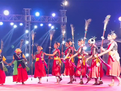 बालोद में जंबूरी रोवर-रेंजर कार्यक्रम में युवतियों ने डांस किया।