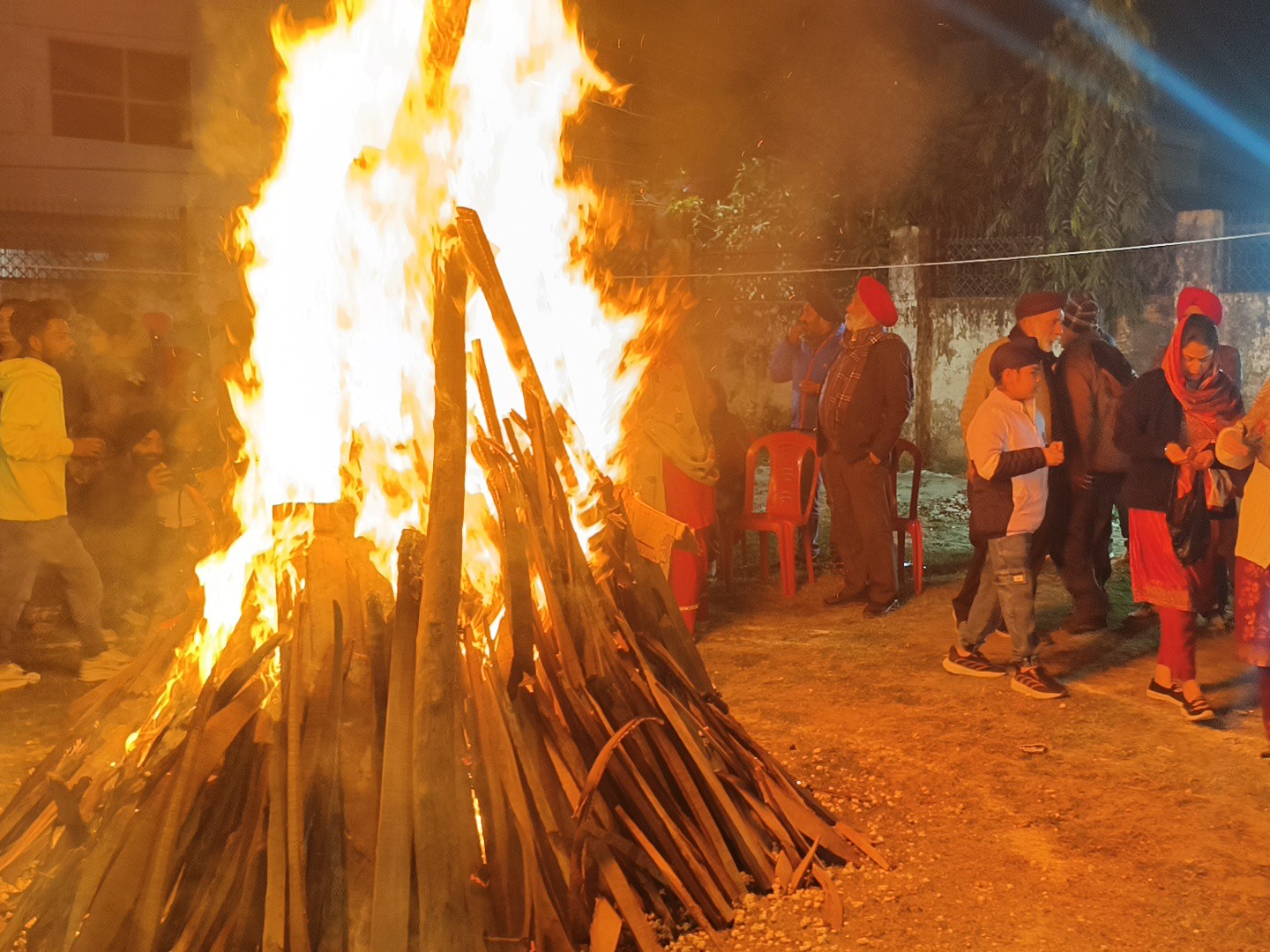 पंजाबी कॉलोनी में धूमधाम से मनाई लोहड़ी:  सभी समुदाय के लोग एकत्र हुए, प्रवीण तोगड़िया भी शामिल – Lakhimpur-Kheri News