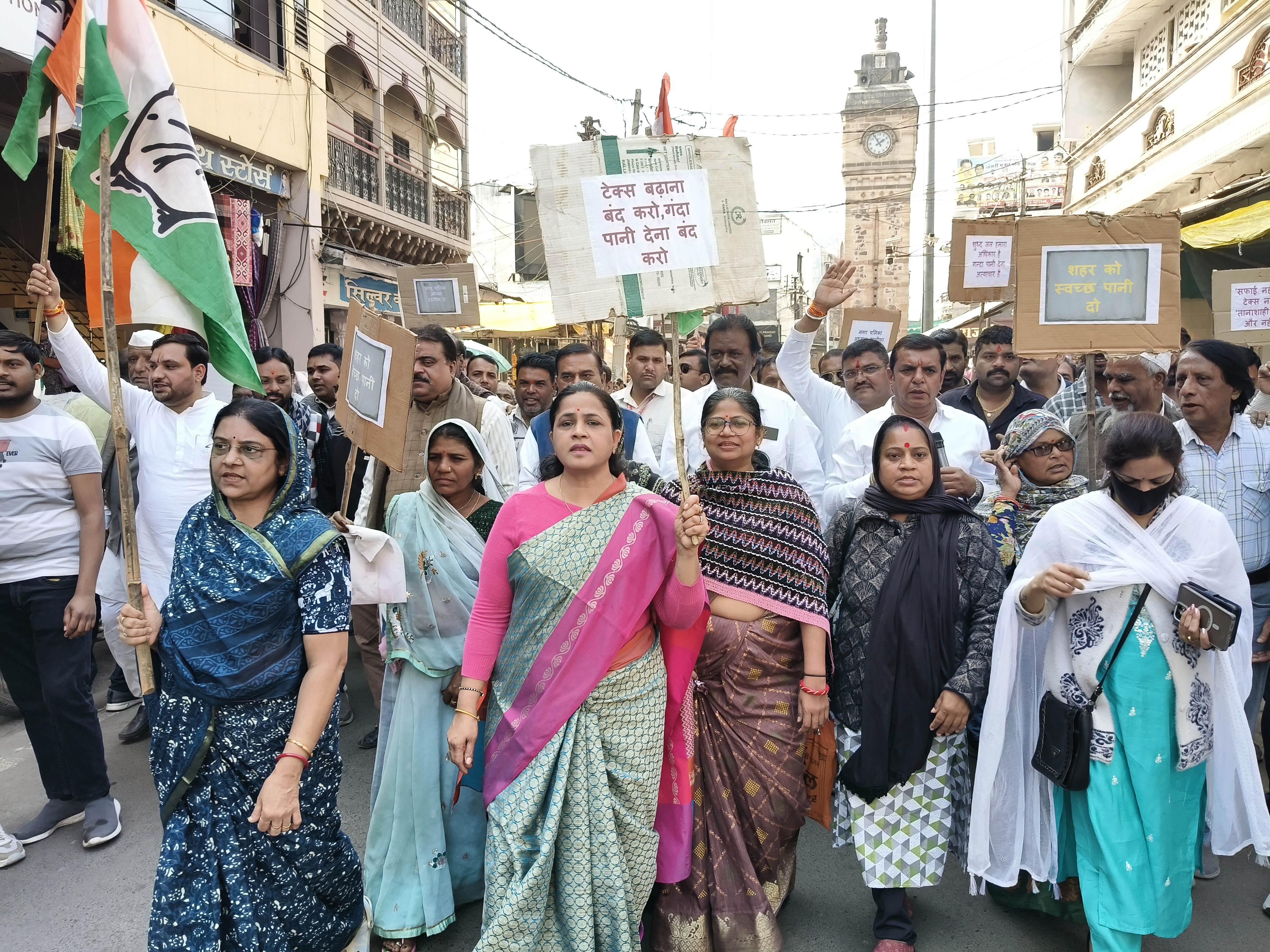 हरदा में दूषित पानी को लेकर कांग्रेस का प्रदर्शन:  नगर पालिका के गेट पर कांग्रेस-प्रशासन आमने-सामने, बैरिकेड पर चढ़े कार्यकर्ता – Harda News