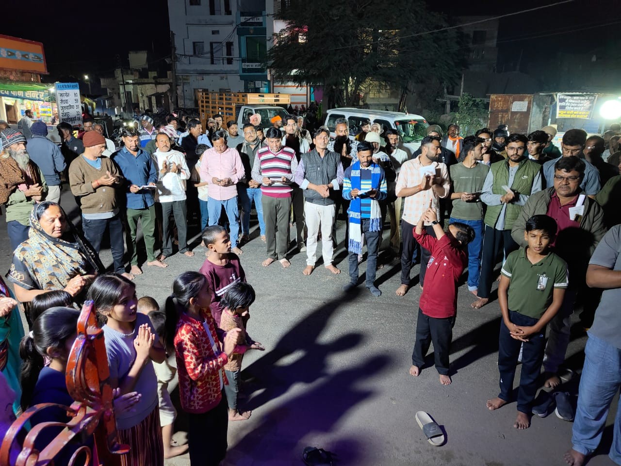 ग्रामीणों ने अपनी मांगों पर कार्रवाई न होने पर आंदोलन की चेतावनी दी है।